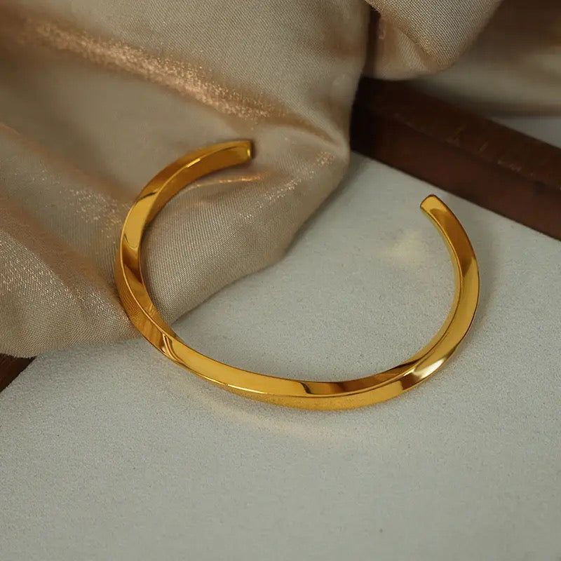 Vintage style 18k gold plated Bangel