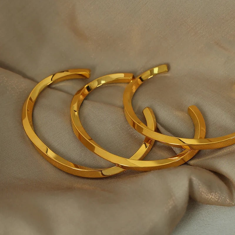 Vintage style 18k gold plated Bangel