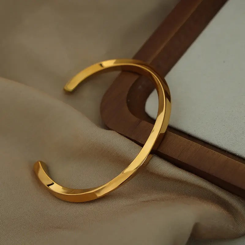 Vintage style 18k gold plated Bangel